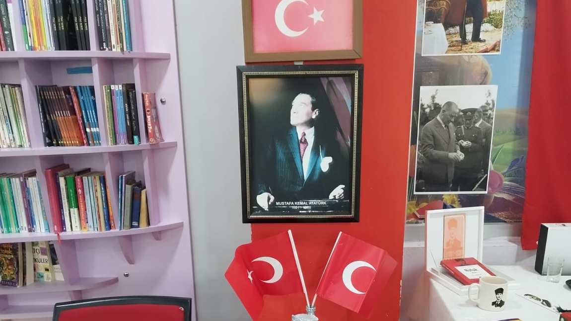 Okulumuz ZKütüphane'de Gönüllü Çalışan Selma Varışlı Tarafından Atatürk Köşesi Hazırlandı